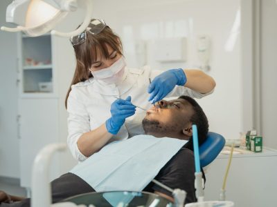 odontologue-quelles-sont-les-differences-avec-un-dentiste-et-dans-quels-cas-le-consulter